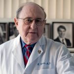 Доктор Бернард Лоун — винахідник дефібрилятора, лікар, який лікував і словом, і ділом