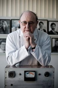 Доктор Бернард Лоун спирається на перший у світі дефібрилятор, який він винайшов для порятунку людських сердець