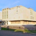 Будівля Черкаського краєзнавчого музею біля Пагорба Слави