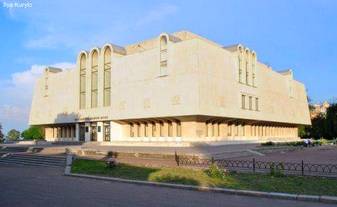 Будівля Черкаського краєзнавчого музею біля Пагорба Слави
