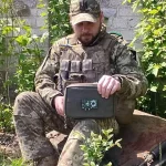 військовослужбовець користується мобільним пристроєм на передовій для кіберзахисту України