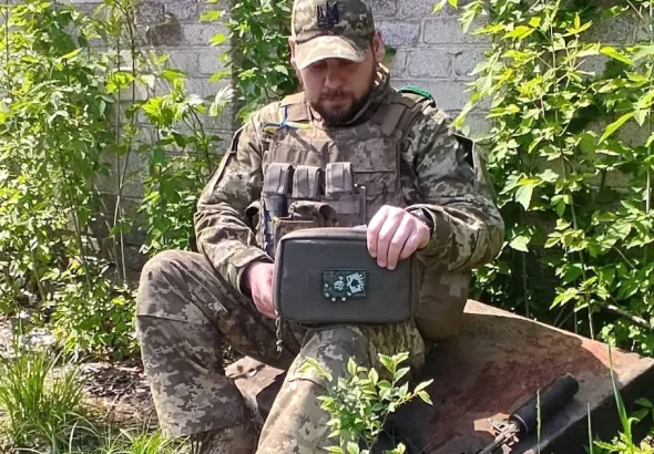 військовослужбовець користується мобільним пристроєм на передовій для кіберзахисту України