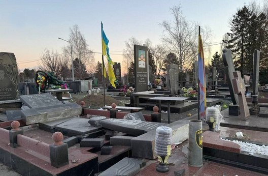 порвані, але вистояли українські стяги на кладовищі в Черкасах після ракетного удару