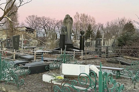 зруйновані надгробки та пам’ятники на кладовищі №4 і №3 у Черкасах після ракетного удару