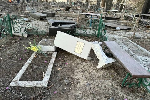 зруйновані надгробки на кладовищі №3 і №4 у Черкасах після ракетного удару