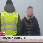 Поліцейський спиною перед затриманою жінкою на Уманщині під час кримінальної справи