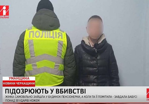 Поліцейський спиною перед затриманою жінкою на Уманщині під час кримінальної справи