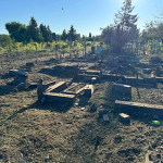 Зруйновані могили на кладовищі в Черкасах після ракетного удару РФ