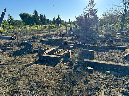 Зруйновані могили на кладовищі в Черкасах після ракетного удару РФ