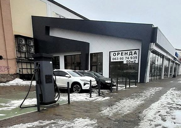 Прибудова до колишньої тютюнової фабрики з оголошенням про оренду