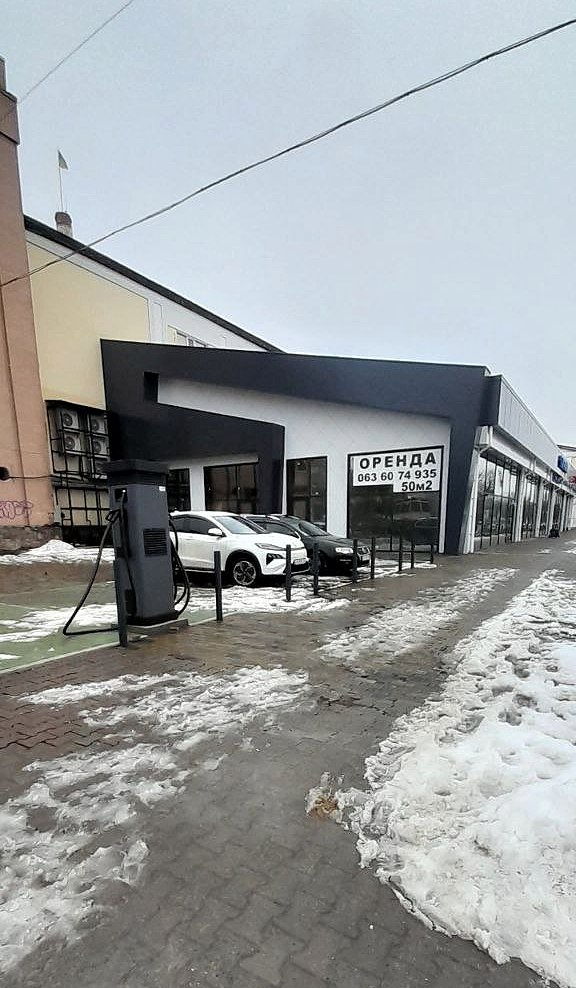 Прибудова до колишньої тютюнової фабрики в Черкасах з оголошенням про оренду приміщень