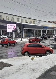 Колишня тютюнова фабрика в Черкасах з рекламним LED-екраном на фасаді, зимовий вигляд