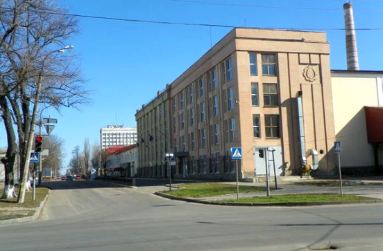 Будівля тютюнової фабрики в Черкасах з характерною трубою