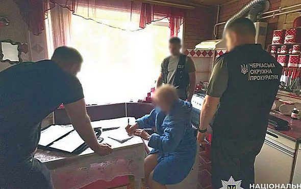 Співробітники СБУ та Черкаської окружної прокуратури під час слідчих дій