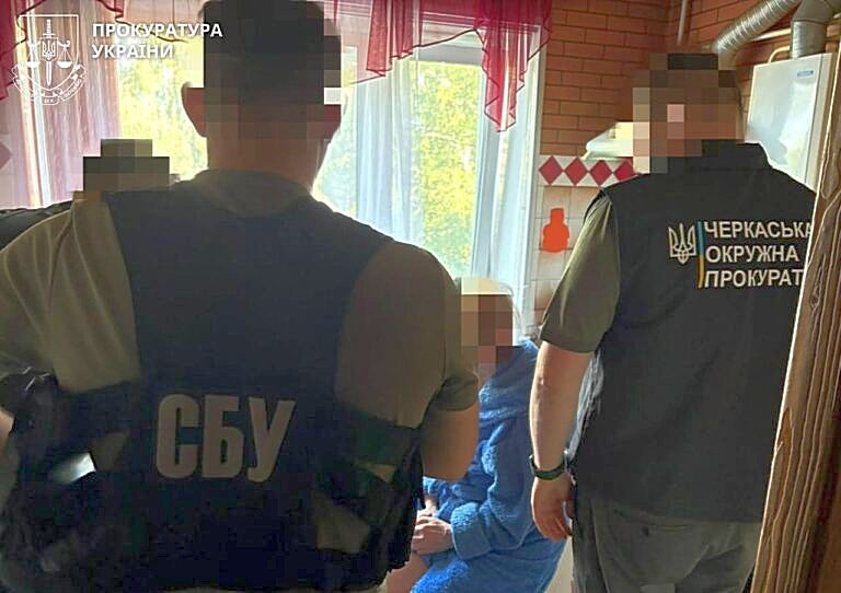 Співробітники СБУ та Черкаської окружної прокуратури під час слідчих дій